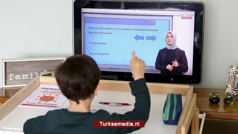 Turkije start onderwijs op afstand: miljoenen scholieren achter schermen