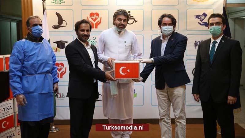 Turkije stuurt mondmaskers en voedselhulp naar Pakistan