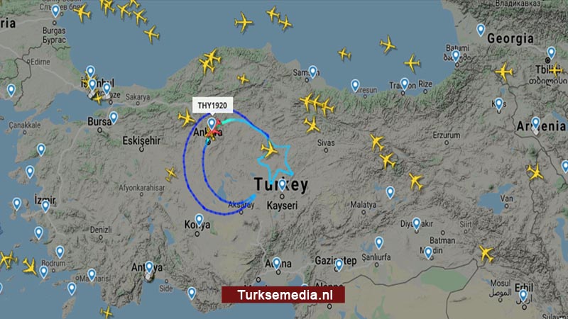 Vliegtuig tekent grote Turkse vlag in de lucht