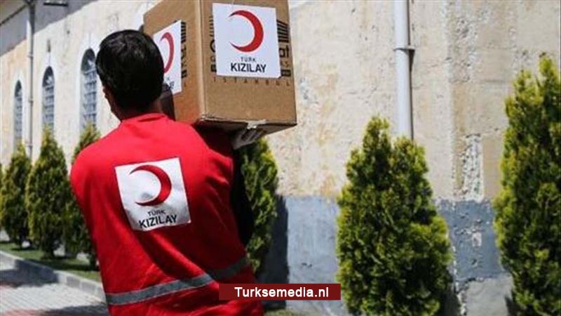 Turken delen voedsel uit aan behoeftige Armeniërs