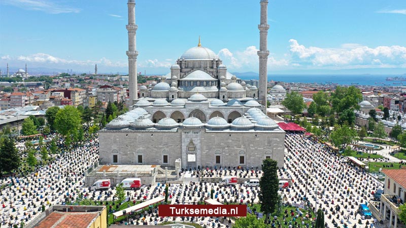 Turken massaal veilig naar eerste vrijdaggebed sinds maanden
