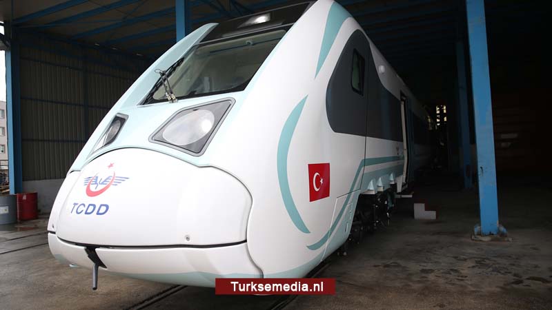 Turkije toont trein van eigen makelij