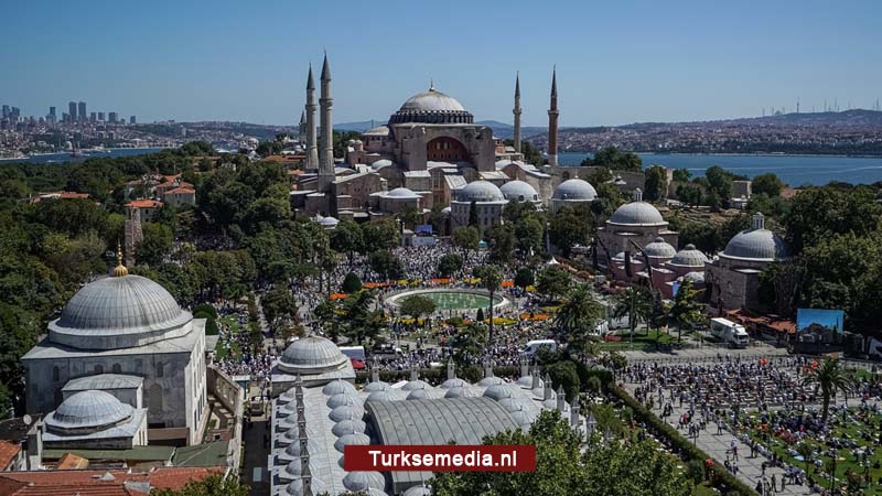 Moslims massaal naar eerste vrijdaggebed Ayasofya Moskee Istanbul