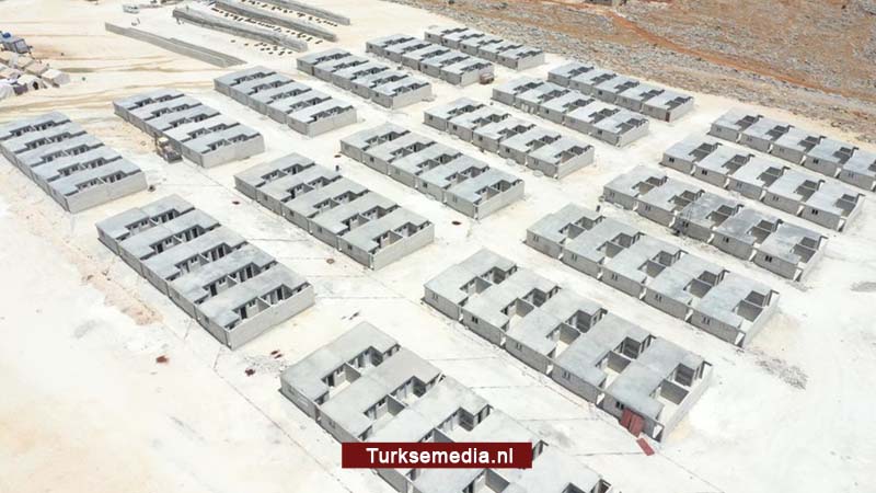 Turken bouwen huizen voor vluchtelingen in Syrisch Idlib