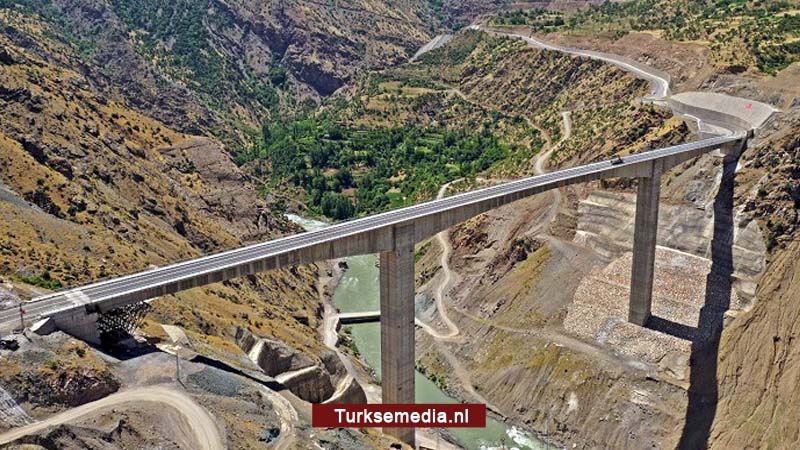 Turkije opent hoogste brug tussen zuidoostelijke steden