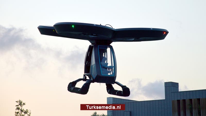 Turkse vliegende auto succesvol de lucht in