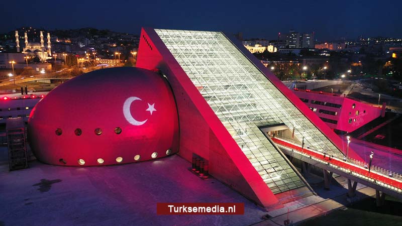 Turkije opent uniek en gigantisch concertgebouw