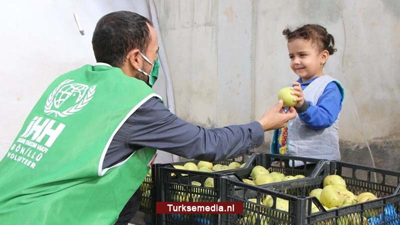 Turkse hulpgroep IHH deelt 470 ton fruit en groente uit in Syrië