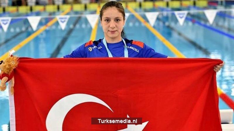Turkse zwemster (15) breekt wereldrecord