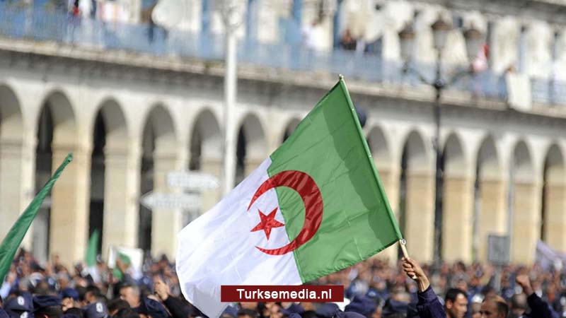 Macron biedt geen excuses voor Franse misdaden in Algerije
