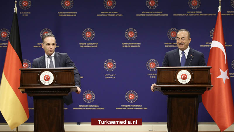 Turkse minister boort Duitse collega de grond in om Mesut Özil