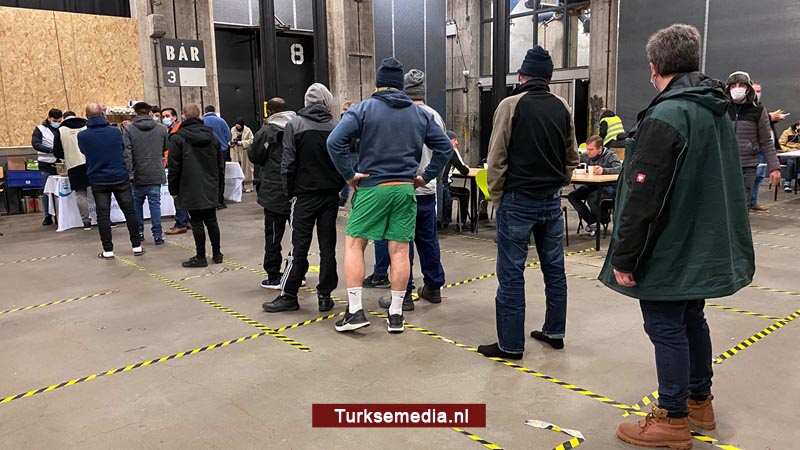 Moslims delen voedsel uit aan Nederlandse daklozen