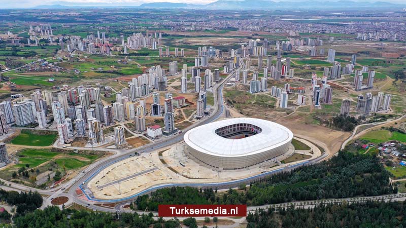 Turkije opent nieuw stadion in Adana
