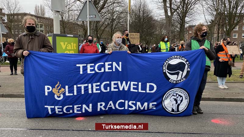Rotterdammers de straat op tegen racistische agenten, eisen ontslag