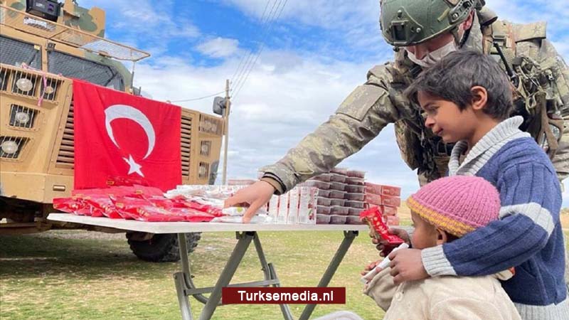 Turkse militairen zorgen voor blije gezichten in Syrië