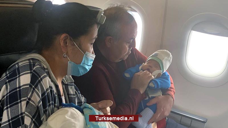 Turkse politicus redt leven van baby aan boord van vliegtuig