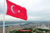 Turkije hijst grootste vlag op hoogste mast op welbekende heuvel