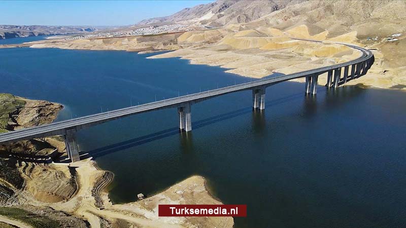 Turkije opent een van langste bruggen in oosten