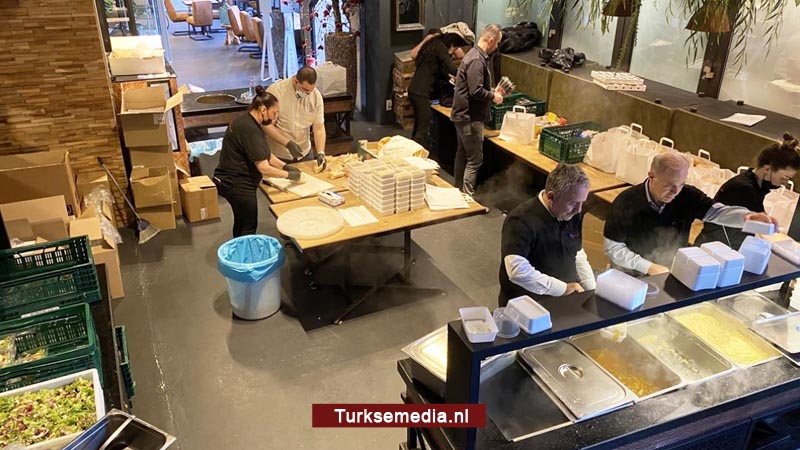 Turkse Nederlanders delen voedsel uit aan behoeftigen in Rotterdam