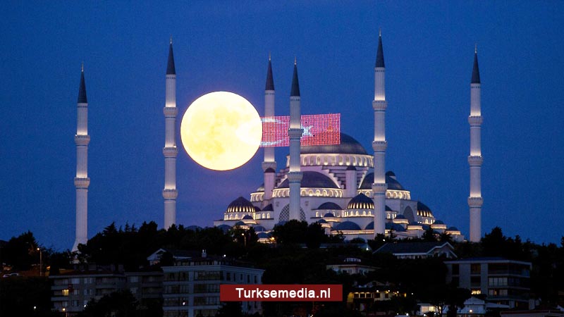 Turkse megamoskee trekt 12 miljoen bezoekers