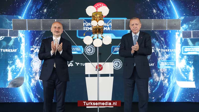 Turkije neemt nieuwe satelliet feestelijk in gebruik
