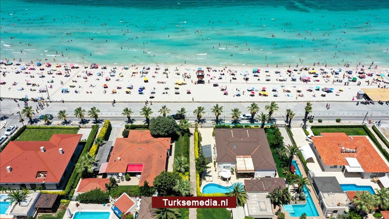 Toeristen stormen af op Turkse vakantiehemel Antalya