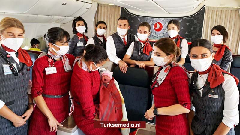 Afghaanse baart baby tijdens evacuatievlucht Turkish Airlines