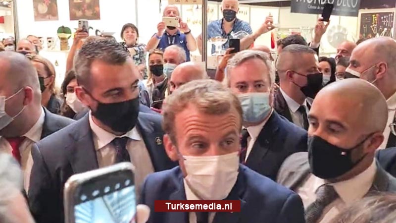 Franse president Macron na klap bekogeld met ei
