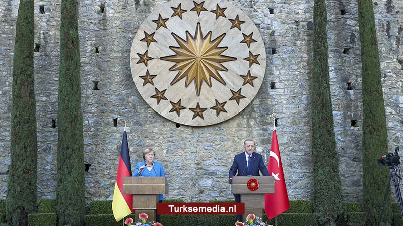 Merkel voor afscheid naar Turkije, ontvangt stevige boodschappen