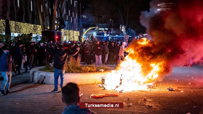 Politie schiet gericht tijdens rellen Rotterdam tegen coronabeleid