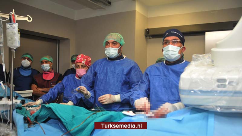 Turkse artsen leiden bekende Iraanse chirurgen op