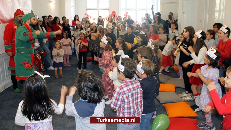 Yunus Emre Instituut viert Turkse kinderfeestdag in Amsterdam