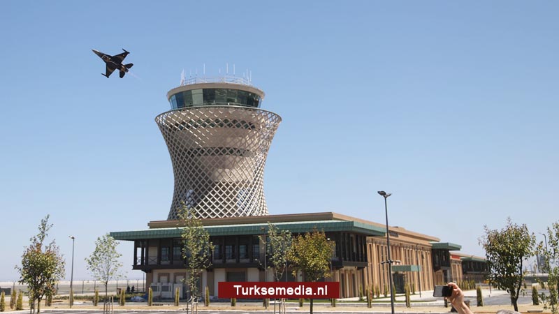 Turkije opent feestelijk nieuwe luchthaven: ‘Een meesterwerk op zee’