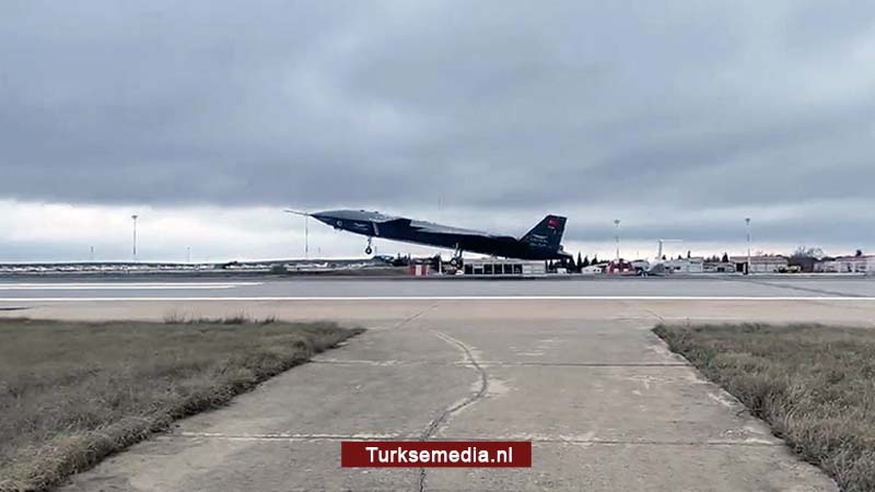 Turkse onbemande straaljager voor het eerst de lucht in