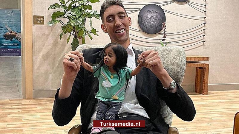 Langste man op aarde op de foto met ’s werelds kortste vrouw