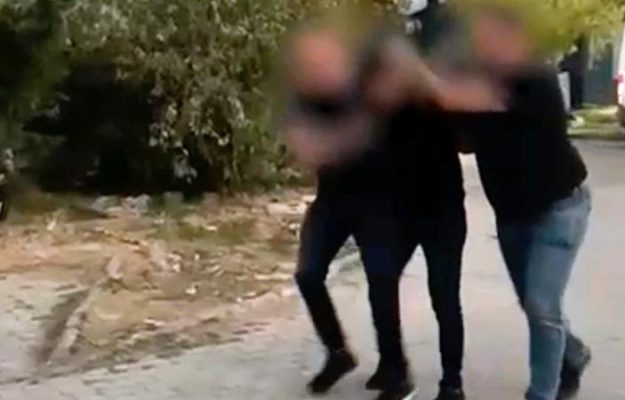 Vader geslagen voor ogen van kinderen na snelheidsruzie, dader ingerekend