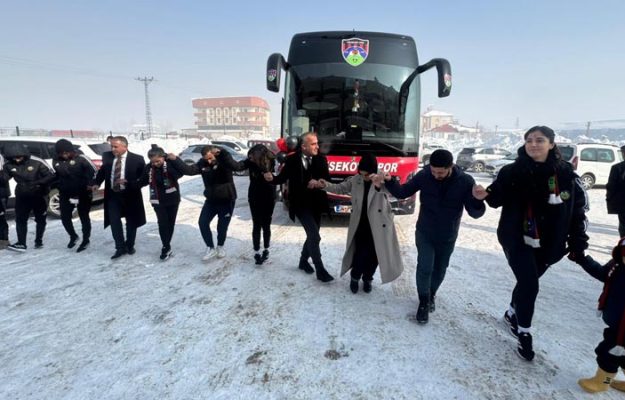 Turkse president schenkt spelersbus aan Turks-Koerdisch vrouwenvoetbalteam