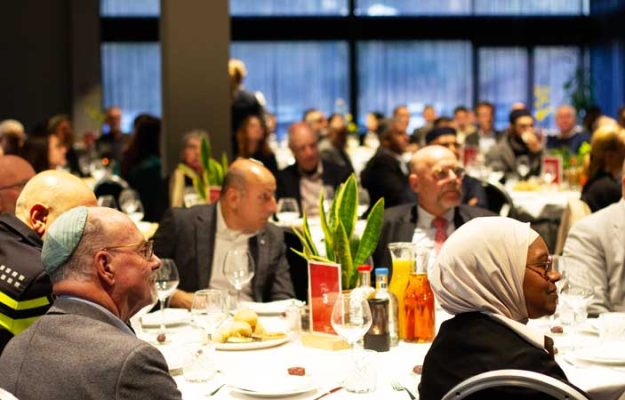 Nationale Iftar verenigt religieuze leiders en culturen in Den Haag