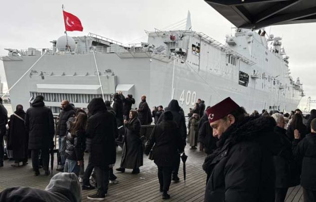 Turkse Nederlanders stormen af op vliegdekschip Turkije in Rotterdam