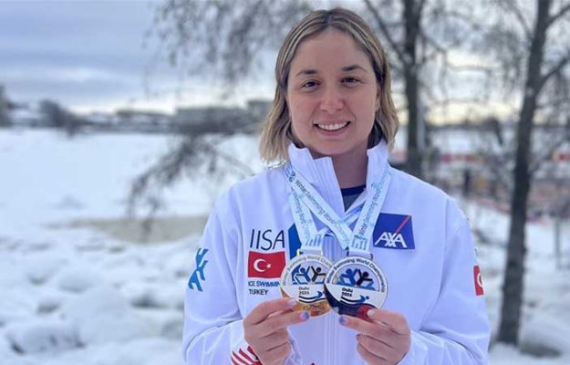 Wereldrecord voor Turkse zwemster Bengisu Avcı op WK IJszwemmen