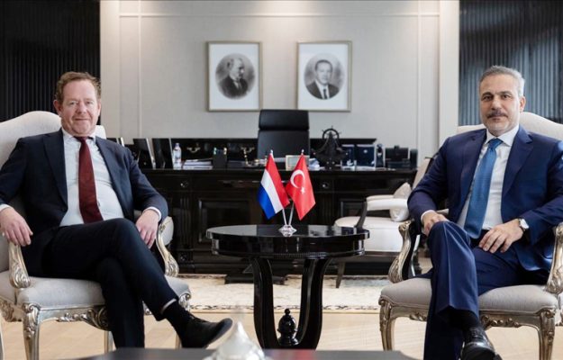 Turkije en Nederland ontmoeten elkaar in stilte