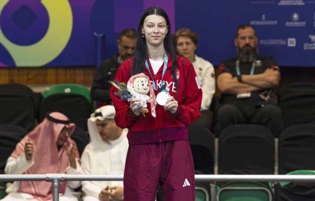 Turkse taekwondoka Elif (20) pakt Europese titel na ijzersterk optreden